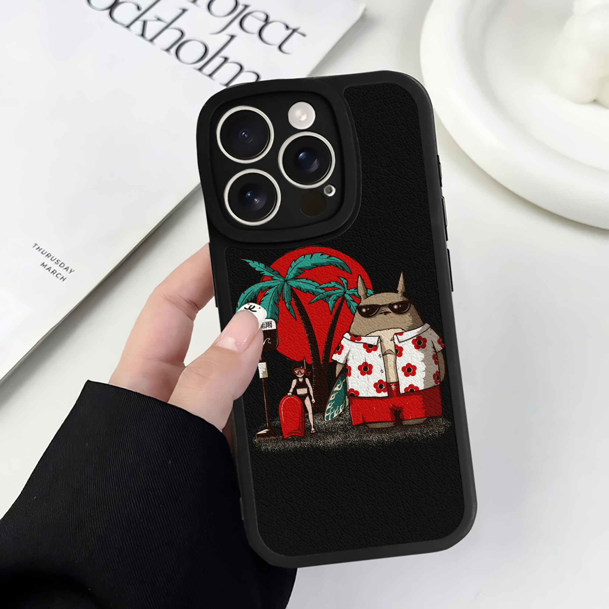 （画像用） となりのトトロ 草壁メイ 草壁サツキ My Neighbor Totoro Satsuki Kusakabe Mei Kusakabe 【iPhone 16シリーズ対応】シリコンスマホケース（レザー調） 材質：シリコン
